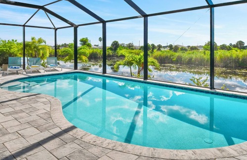 Diplomat Villa | Phoenix, quite Area, Pool and great water few