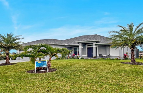 Diplomat Villa | Phoenix, quite Area, Pool and great water few