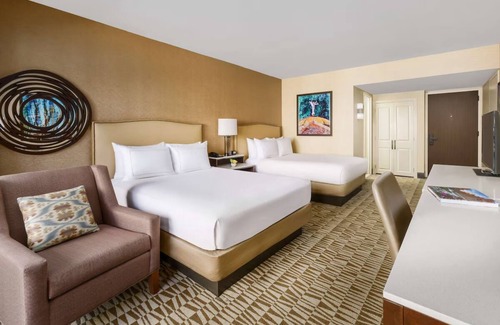 Phoenix Hotel | Phoenix Retreat w/Free Shuttle, Heated Pool Access & Hiking Options