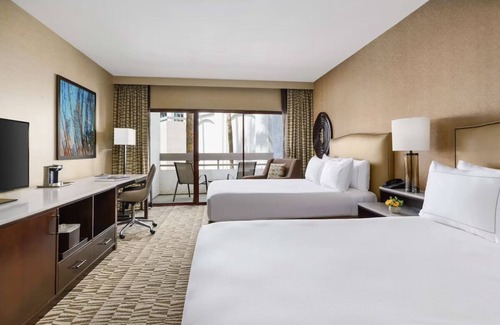 Phoenix Hotel | Phoenix Retreat w/Free Shuttle, Heated Pool Access & Hiking Options