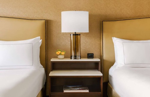 Phoenix Hotel | Phoenix Retreat w/Free Shuttle, Heated Pool Access & Hiking Options