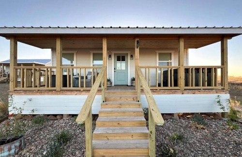 Fredericksburg Cottage | Pickleball cottage with private hot tub and firepit in the heart of wine country