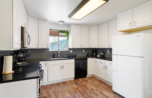 Lakeview House | Pickleball, Golf, Arcade, Sleeps 15 people! Near Mountains, Ski Resorts, BYU/UVU