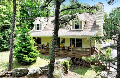 Briar Crest Woods House | *Pickleball~No-step accesss~Hot tub~Firepit~BBQ