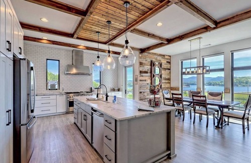 Young Harris House | Pickleball Paradise Resort - by Chatuge Home Concierge Tennis/pickleball court, hot tub, firepit, Basketball , ping pong