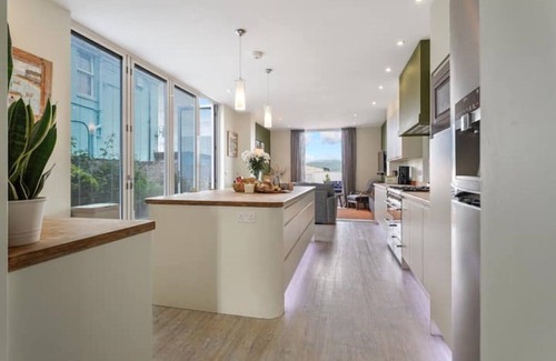Borth House | Picton House, Borth. Luxury 7 Bedroom Beachfront Home. Sleeps 14