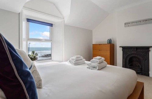 Borth House | Picton House, Borth. Luxury 7 Bedroom Beachfront Home. Sleeps 14