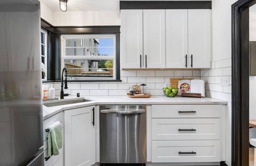 Arnada House | Picture Perfect Bungalow in the ❤ of DT Vancouver!