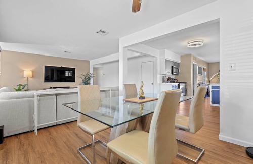 Village Grove House | Picture-Perfect Home! Heart of Scottsdale! Sleeps 8-10 4beds/2bath/pool/studio