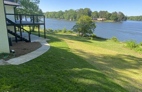 Stockbridge House | Picturesque 4-bedroom Lakehouse in Stockbridge, GA with fishing gear & bicycles