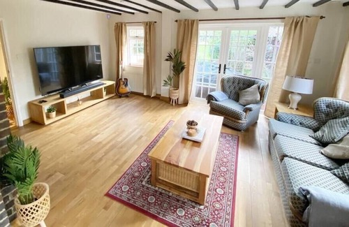 Lingfield House | Picturesque and Idyllic 4 Bedroom Cottage Newchapel