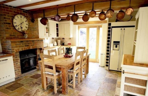 Lingfield House | Picturesque and Idyllic 4 Bedroom Cottage Newchapel