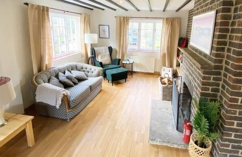 Lingfield House | Picturesque and Idyllic 4 Bedroom Cottage Newchapel