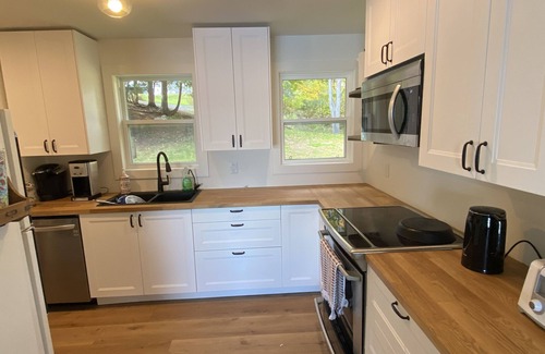 Rideau Lakes Cottage | Picturesque waterfront cottage on beautiful bay, close to Westport
