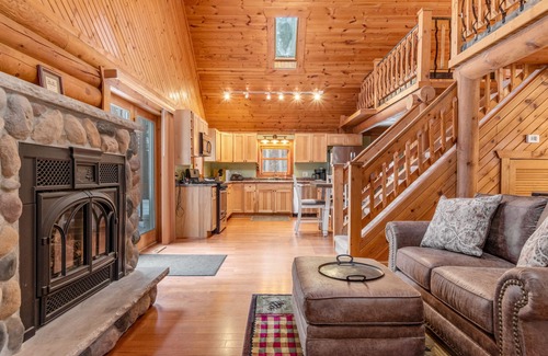 Necedah Cabin | Picturesque dog-friendly cabin with firepit, pool table, deck, yard, & fireplace