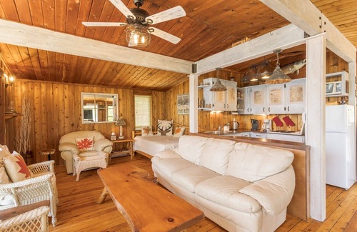 Muskoka Lakes Cottage | Picturesque Leonard Lake cottage