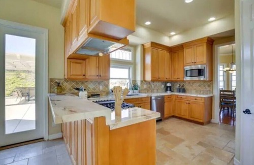 Fallbrook House | Picturesque mountain views in Avocado Country