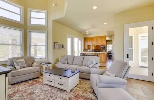 Fallbrook House | Picturesque mountain views in Avocado Country