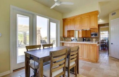 Fallbrook House | Picturesque mountain views in Avocado Country