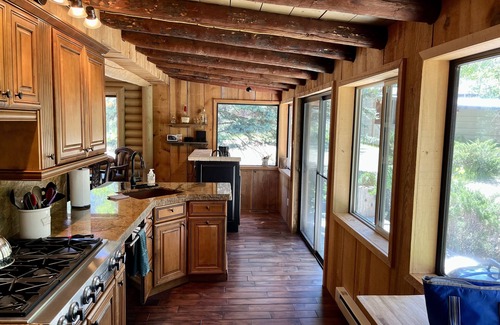 Alpine Cabin | Picturesque retreat inspired by Thomas Kinkade, situated on 1.5 acres!