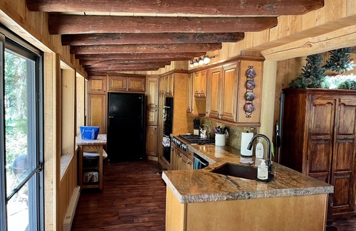 Alpine Cabin | Picturesque retreat inspired by Thomas Kinkade, situated on 1.5 acres!