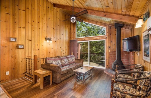 Bass Lake Hotel | Picturesque Retreat Near Yosemite, Best Location for Hikes & Lakeside Adventure