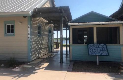 Braden River House | Picturesque Vintage Cabin with Lake Views in Florida