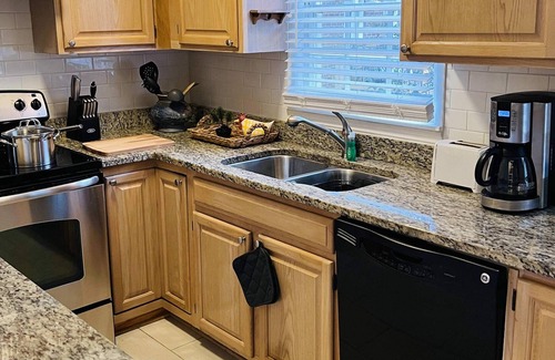 Piedmont Heights Apartment | Piedmont Park Townhouse | Walk to Piedmont Park | No Cleaning Fee!