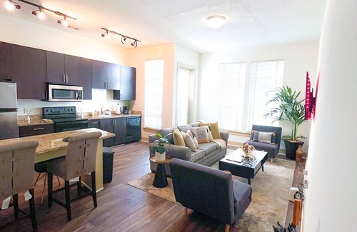 Lindridge-Martin Manor Apartment | Piedmont Rd Sunshine GetAway , Free parking, 1b/1b