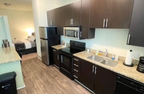 Lindridge-Martin Manor Apartment | Piedmont Rd Sunshine GetAway , Free parking, 1b/1b