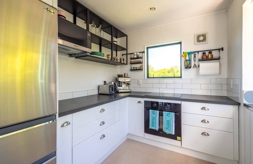 Waiheke Island House | PIEMELON BAY VIEWS | Coast & Country | WINTER DEAL - Stay for 3, Pay for 2