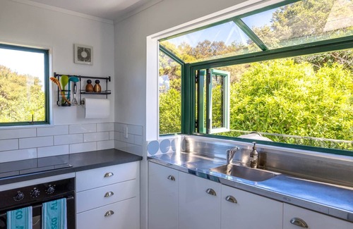 Waiheke Island House | PIEMELON BAY VIEWS | Coast & Country | WINTER DEAL - Stay for 3, Pay for 2