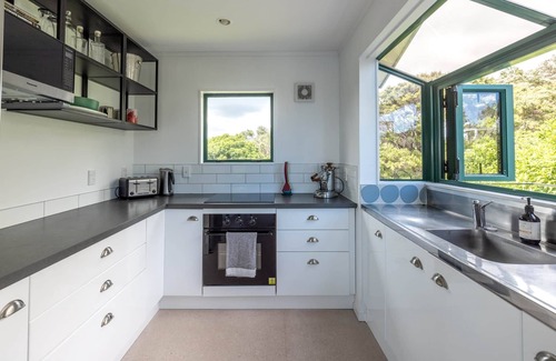Waiheke Island House | PIEMELON BAY VIEWS | Coast & Country | WINTER DEAL - Stay for 3, Pay for 2