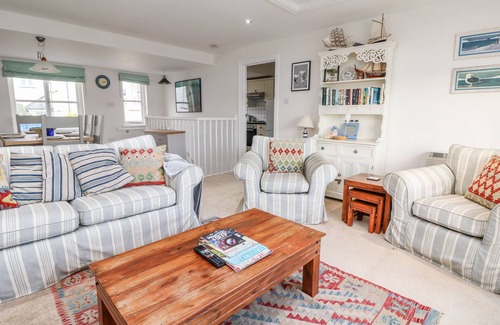 St. Mawes Cottage | PIER COTTAGE, pet friendly, country holiday cottage in St Mawes