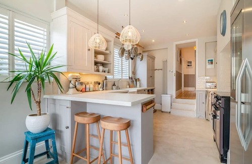 Clevedon House | *Pierside Coastal Retreat* Luxury, family friendly, sleeps 10. Steps to the sea.
