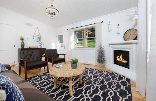 Middletown Cabin | Pigeon Forge - Mountain Mist Views - 2 Bedroom - Sleeps 6
