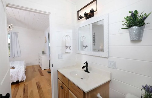 Middletown Cabin | Pigeon Forge - Mountain Mist Views - 2 Bedroom - Sleeps 6