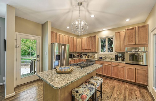 Livingston House | Pigeon Cove Hideaway: Gorgeous Lakefront Retreat