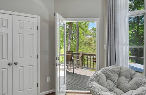 Livingston House | Pigeon Cove Hideaway: Gorgeous Lakefront Retreat