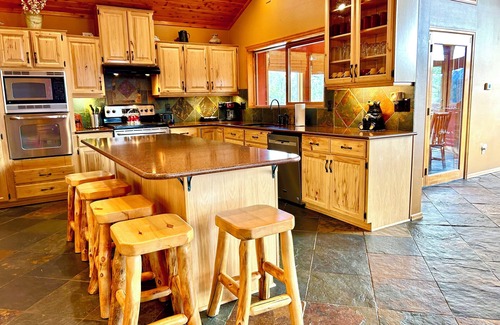 Woodland Park House | Pike View Lodge - 7 mi to Pikes Peak - 8 min. to Town, Hot Tub w/View!