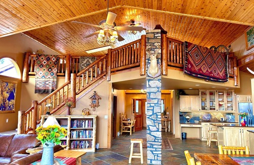 Woodland Park House | Pike View Lodge - 7 mi to Pikes Peak - 8 min. to Town, Hot Tub w/View!