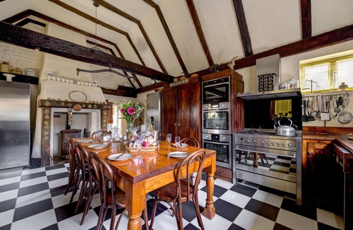 Bacton House | Pilgrims House - Six Bedroom House, Sleeps 12
