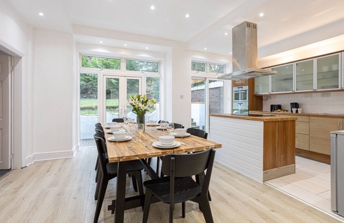Manchester House | Pillo Rooms - 4BR House near Heaton Park