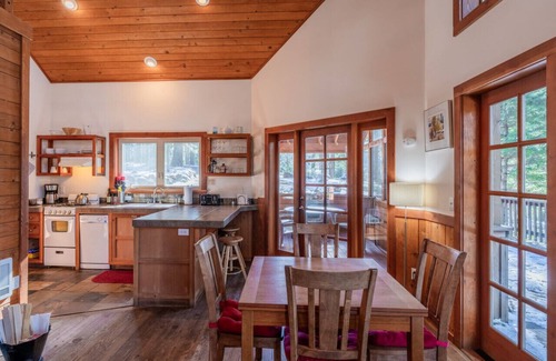 Ashland Cabin | Pilot Rock Cabin w/Jacuzzi and Wood Stove at Green Springs Inn