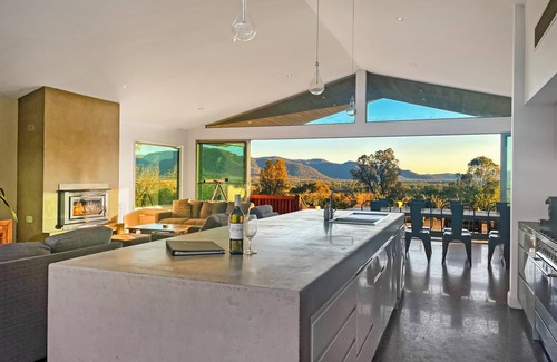 Broke House | Pindara - Modern, 5 bedroom house with fabulous valley views!