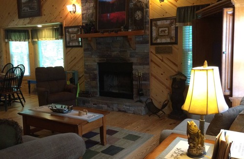 Blairsville Cabin | Pine At Blairsville 2 Bedroom Cabin by Redawning