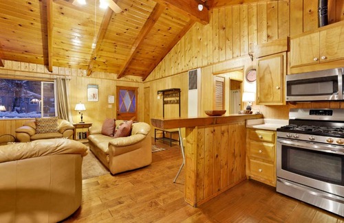 Big Bear Lake House | Pine Cone Cottage by Big Bear Vacations Adorable Walk To Lake Furnished Chalet