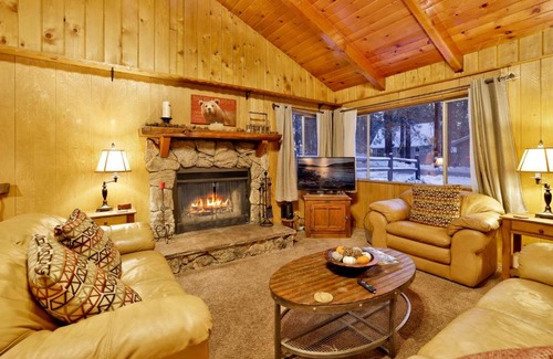 Big Bear Lake House | Pine Cone Cottage by Big Bear Vacations Adorable Walk To Lake Furnished Chalet