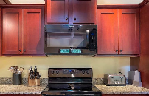 Lake Harmony Estates Ski Chalet | Pine Crest Lodge, Private 8BR Home with Large Yard, Dual Fireplace, & Hot Tub