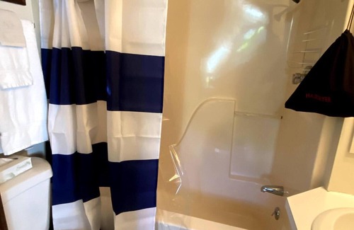 Lincolnville Cabin | Pine Grove Cottages: Cottage 10 - Pet Friendly